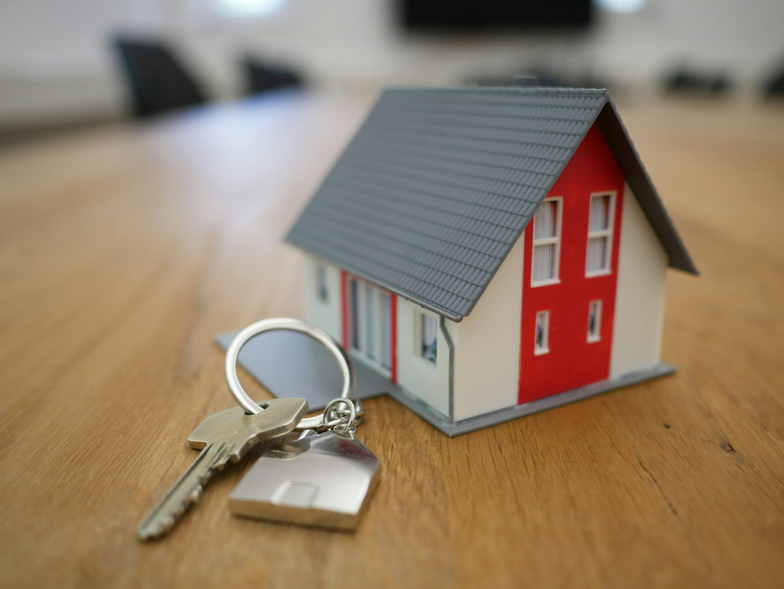 House keys next to model home — rent payments and credit score building